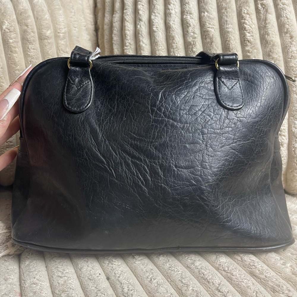 Sophisticated Black Leather Shoulder Bag - Picture 4 of 10